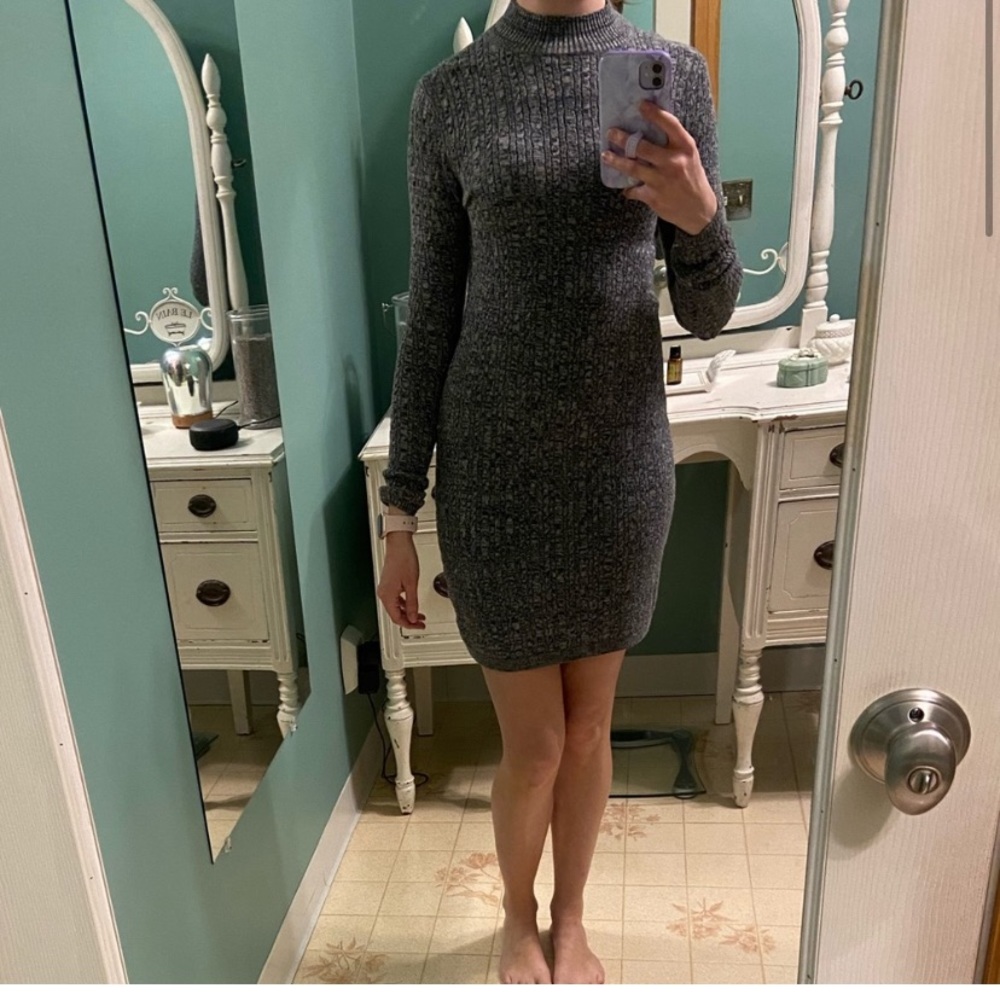 EUC Abercrombie and fitch mock neck sweater dress in gray size xs